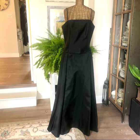 🇨🇦 Ball Gown Black tie event , maxi , fit & flair , spaghetti stripe - Picture 10 of 14